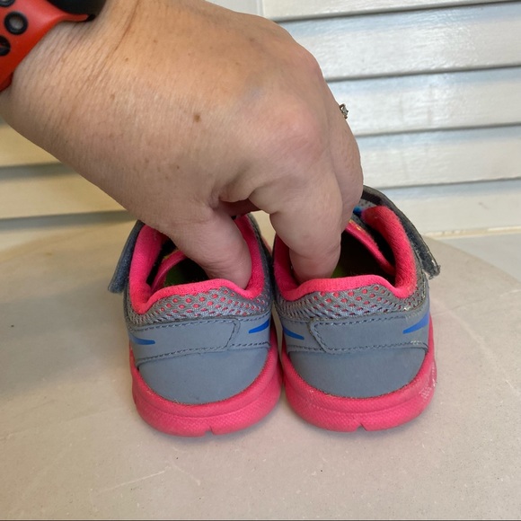 Nike girl toddlers shoes size 6c - Picture 8 of 9